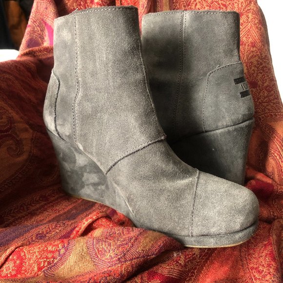 TOMS GREY SUEDE WEDGE HEEL BOOTIES SZ 7.5 - Picture 2 of 10